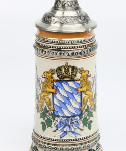 Alternative view of Gutsherren 0,5l, Löwen mit Fahnen